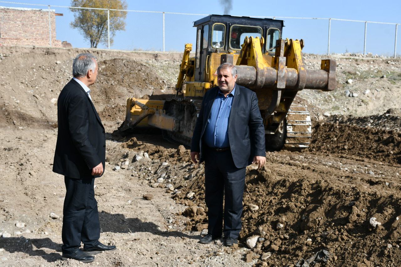 بازدید فرماندار شهرستان ماکو به همراه رئیس امور آب شهرستان از عملیات لایروبی رودخانه آواجیق چایی در محوطه روستای گجوت - کشمش تپه توسط امور آب