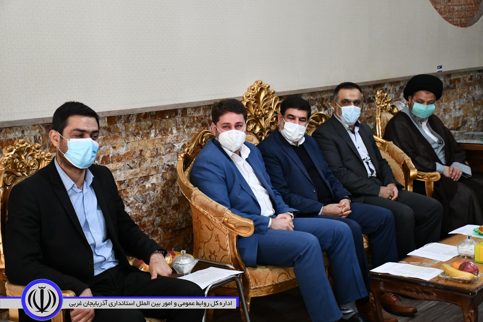 حضور فرماندار شهرستان ماکو به همراه تعدادی از مسئولین در دفتر انجمن حمایت از بیماران سرطانی امید ماکو