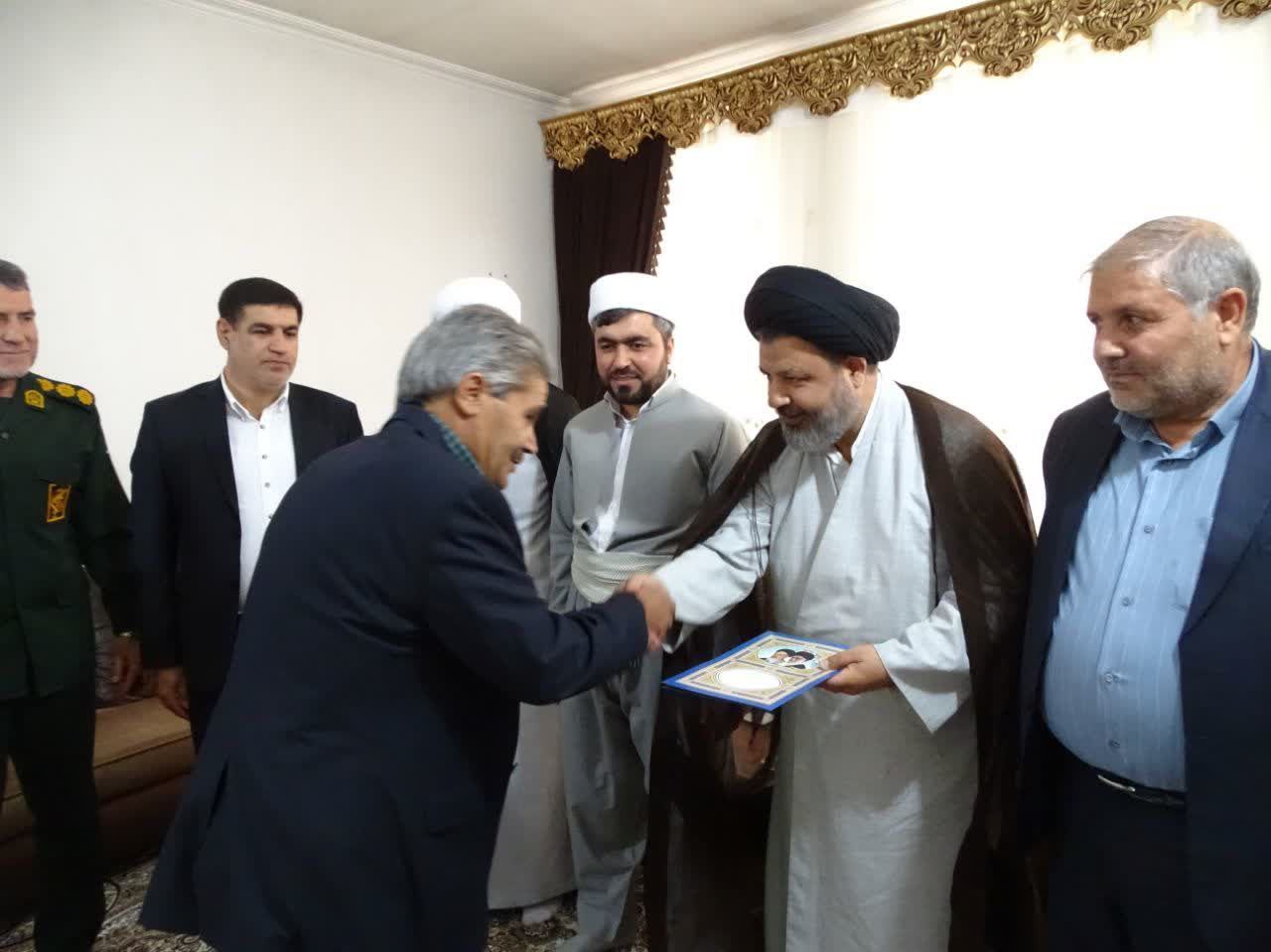 دیدار نادر کاظمی فرماندار شهرستان ماکو به همراه امام جمعه ، رئیس دادگستری ، امام جماعت اهل سنت و اعضای شورای تامین با خانواده معظم شهید  اشکان حاجیلو