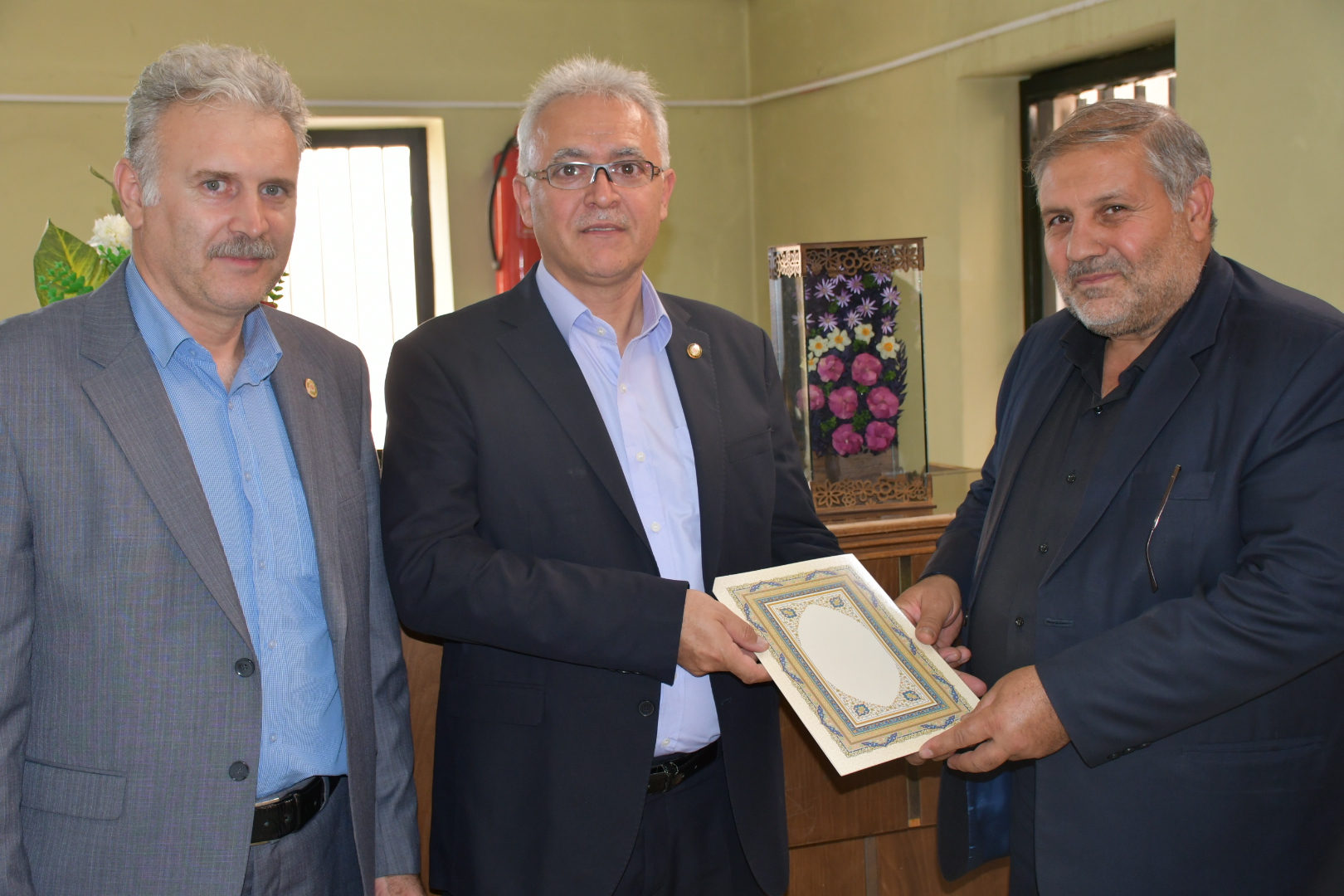 از اصغر قربان زاده رئیس بانک ملی شعبه بازار ماکو تجلیل بعمل آمد