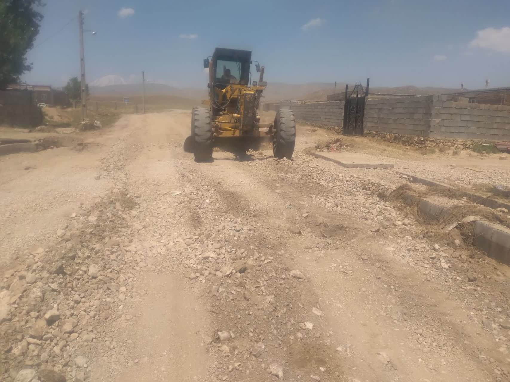 پاکسازی ورسوب برداری محور قوریشکاک وداخل روستا توسط اکیپ راهداری وحمل ونقل جاده ای ماکو