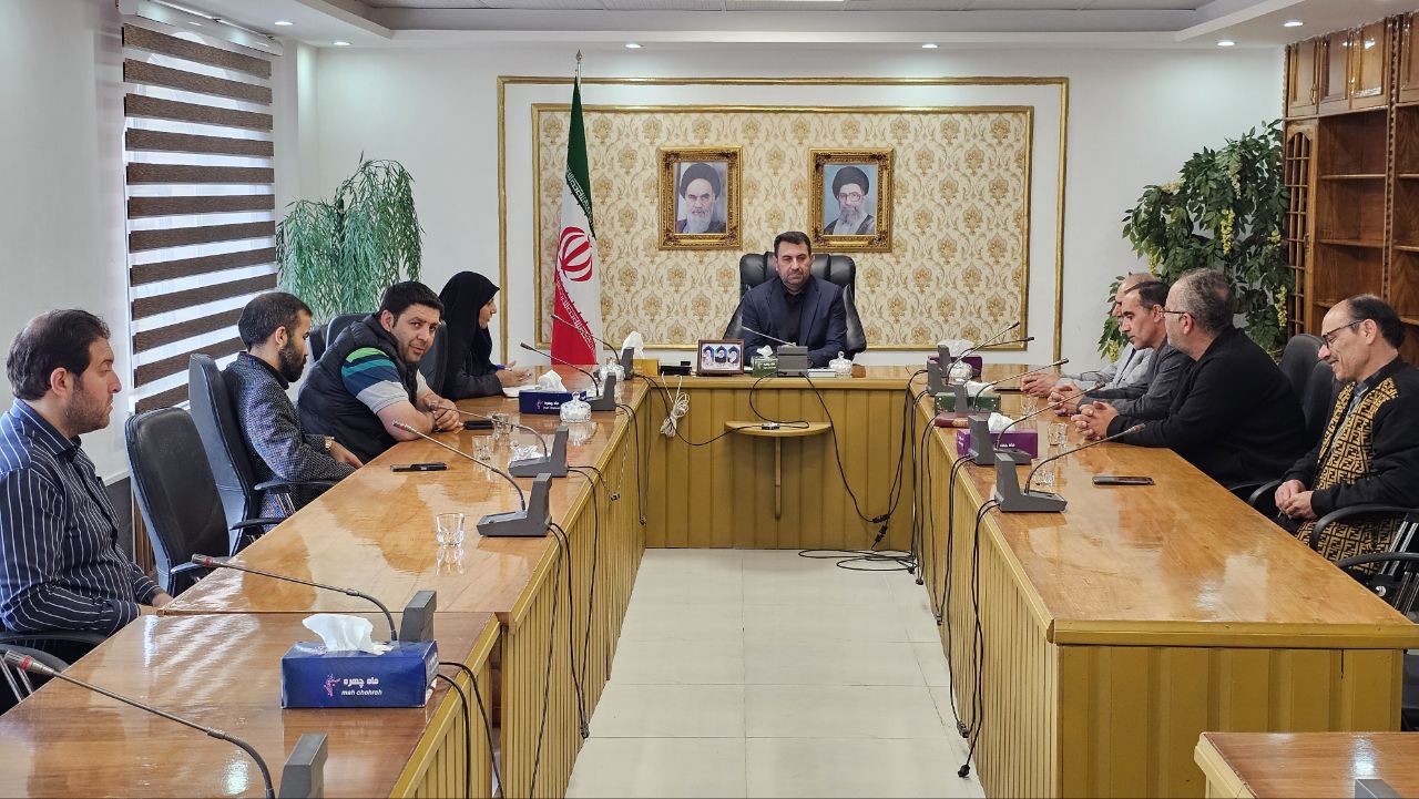 دیدار رئیس اداره فرهنگ و ارشاد اسلامی شهرستان به همراه جمعی از هنرمندان با رامین موحدی فرماندار شهرستان ماکو