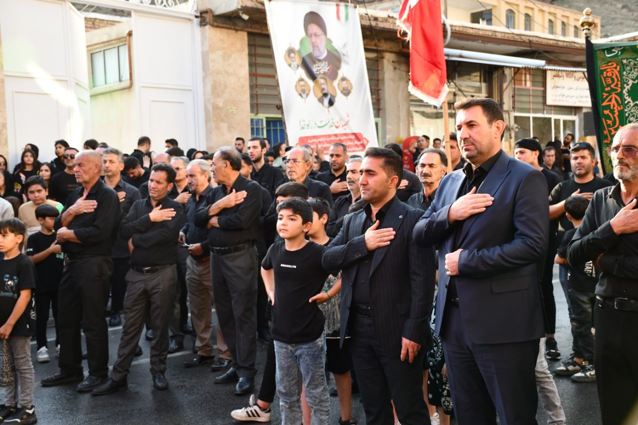 حضور رامین موحدی فرماندار شهرستان ماکو در جمع عزاداران هیئت جان نثاران حضرت ابوالفضل (ع) بازرگان در عاشورای حسینی ( شهر ماکو )