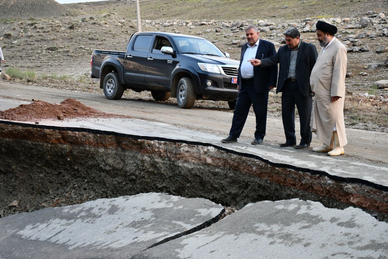 بازدید میدانی فرماندار شهرستان ماکو از جاده تخریب شده روستای تکمه توسط سیل