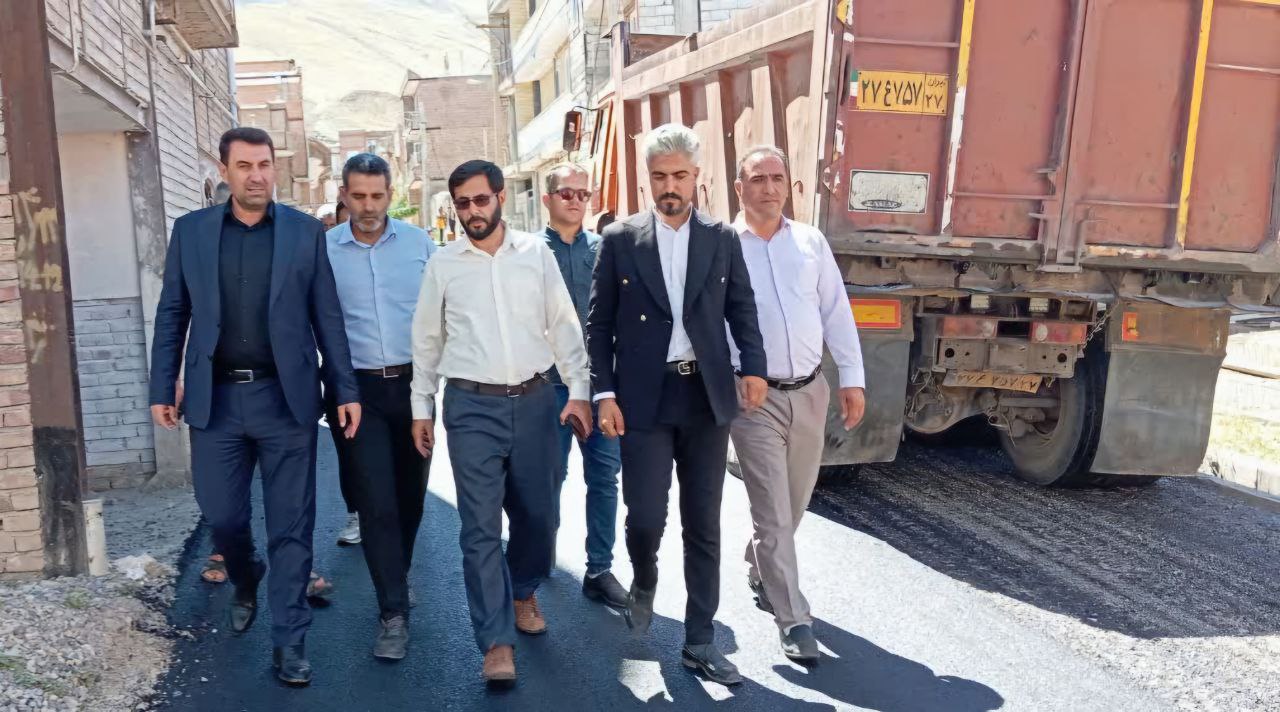 بازدید رامین موحدی فرماندار شهرستان ماکو از روند آسفالت ریزی معابر روستای باغچه جوق از توابع بخش مرکزی
