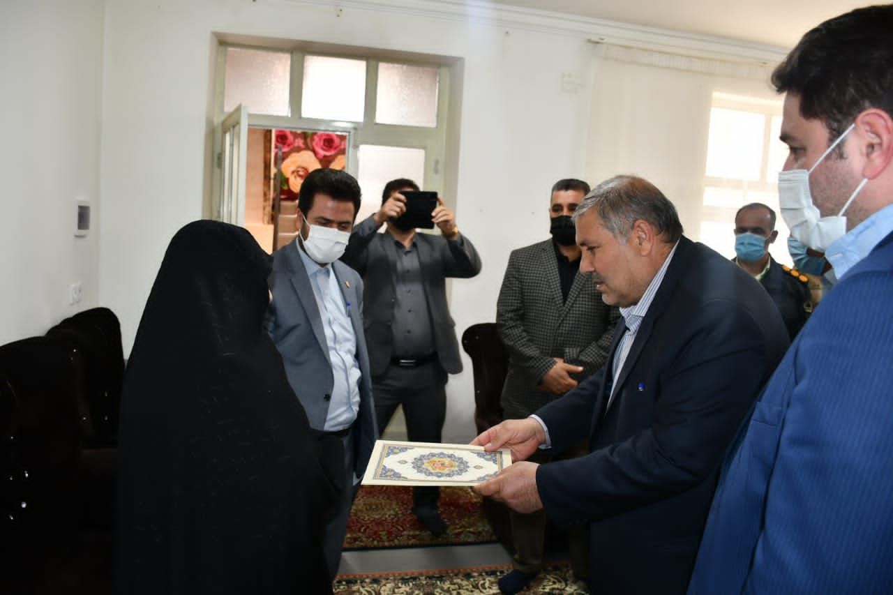دیدار نادر کاظمی فرماندار شهرستان ماکو بهمراه اعضای شورای تامین با خانواده معظم شهیدمحبوب  حق زاده و جانباز سرافراز ارتشی عیسی علیپور