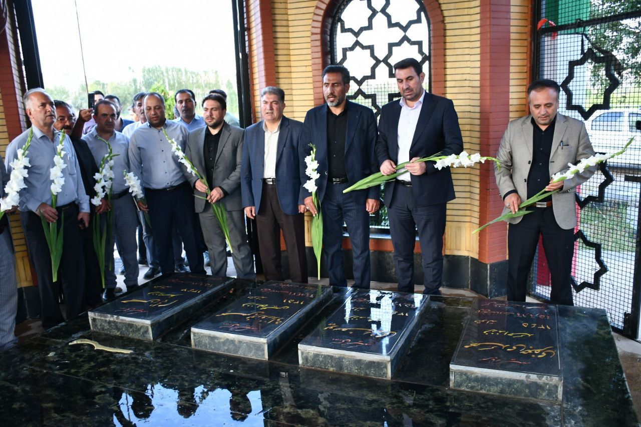 غبارروبی مزار شهدای رند و امام جمعه فقید شهرستان ماکو با حضور رامین موحدی فرماندار شهرستان ماکو و جمعی از مسئولین