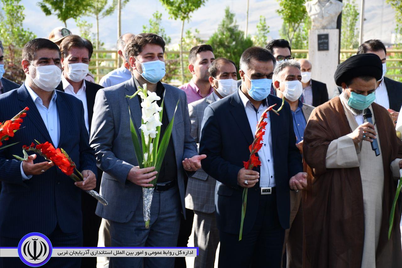 مزار شهدای گمنام انقلاب اسلامی و هشت سال دفاع مقدس در ماکو به مناسبت گرامیداشت هفته قوه قضائیه ، غبارروبی، عطر افشانی و گلباران شد