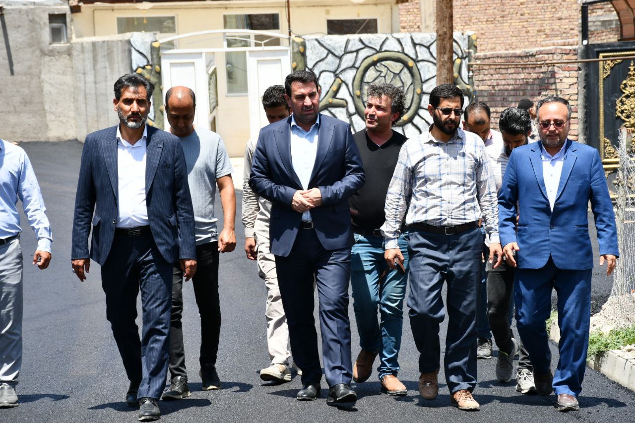 بازدید رامین موحدی فرماندار شهرستان ماکو از روند آسفالت ریزی معابر روستای محمدکندی