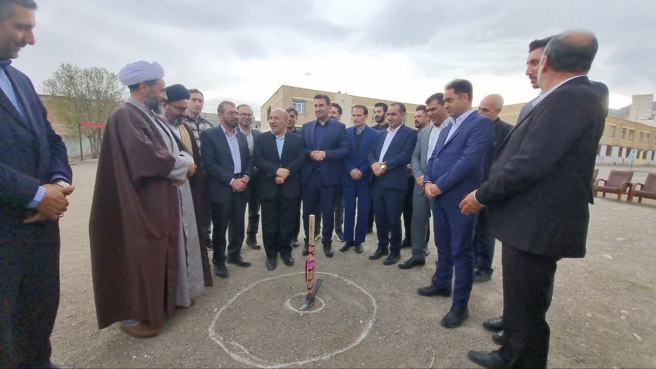 کلنگ احداث زمین چمن مصنوعی در مدرسه شهید حسینزاده بازرگان به زمین زده شد.