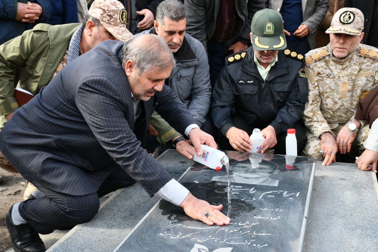 ادای احترام نادر کاظمی فرماندار شهرستان ماکو به همراه امام جمعه ماکو و جمعی از مسئولین شهرستانی به مقام شامخ شهید ابراهیم راسق قزلباش در روستای بری بورالان