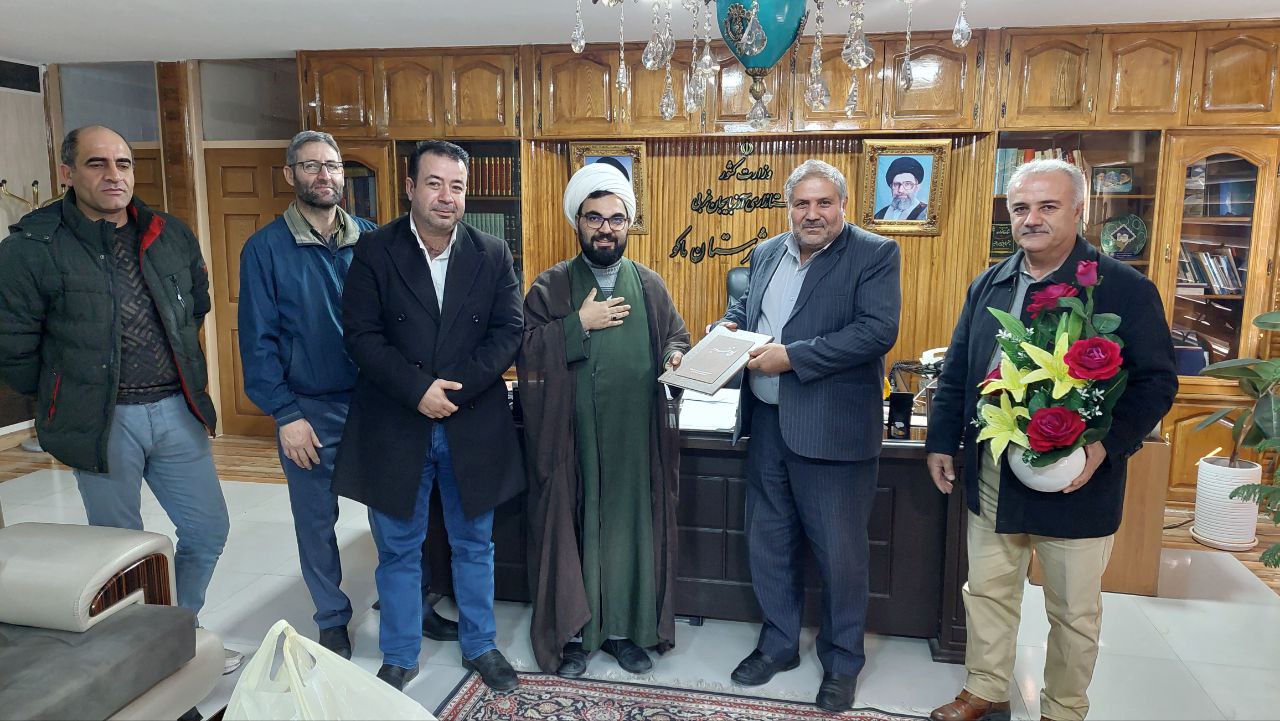 دیدار روحانی و هیأت امنای مسجد امام موسی بن جعفر ( ع ) محله بشگوز ماکو با نادر کاظمی فرماندار شهرستان ماکو جهت تقدیر و تشکر از زحمات شبانه روزی ایشان