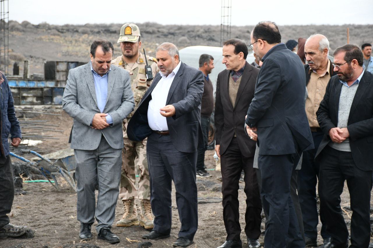 بازدید میرزایی مدیرکل دفتر بازرسی ، مدیریت عملکرد و امور حقوقی استانداری آذربایجان غربی به همراه فرماندار ماکو از روند ساخت مدرسه 12 کلاسه و سالن ورزشی خیرساز روستای پنجرلو شهرستان ماکو