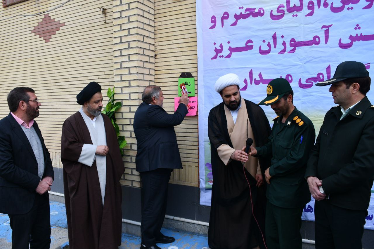 برگزاری مراسم گرامیداشت روز معلم و نواختن زنگ سپاس در دبیرستان فرزانگان ماکو