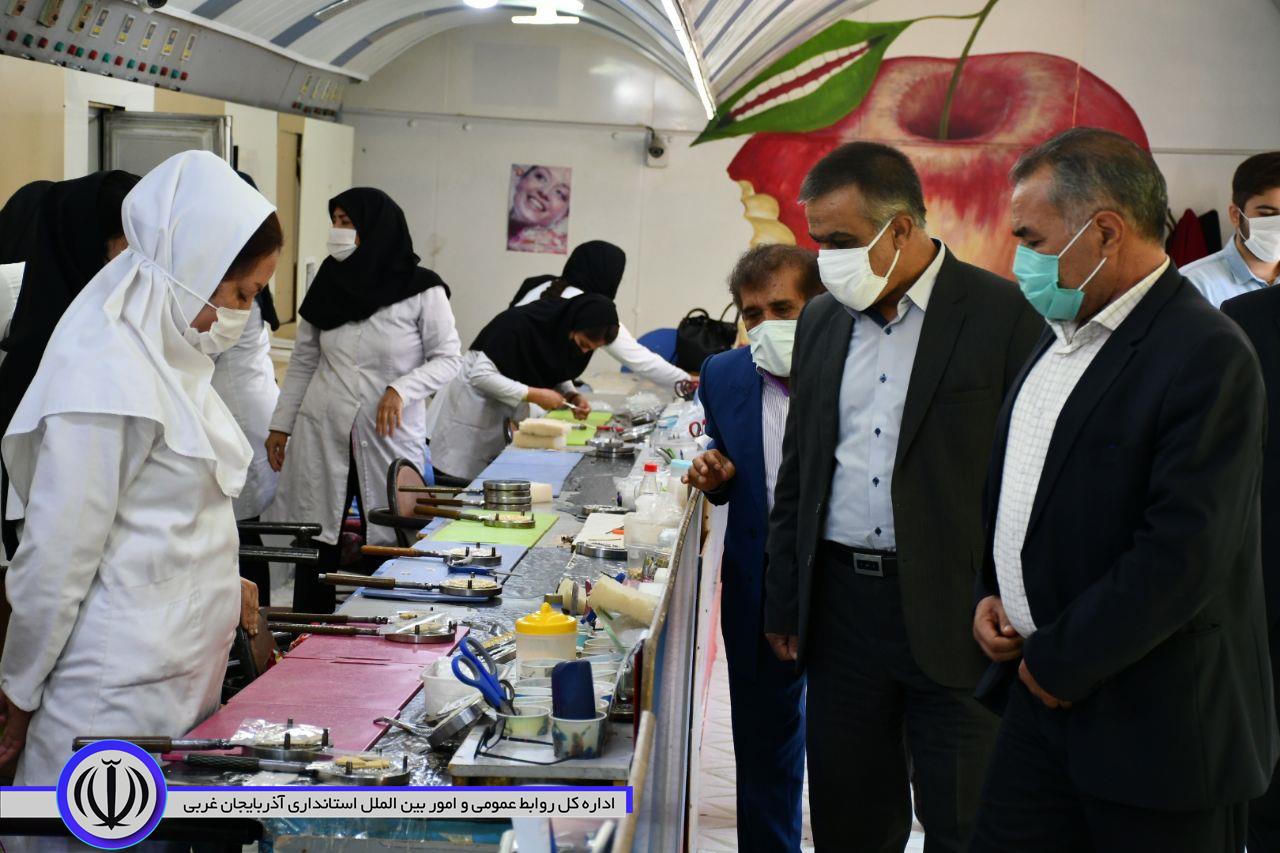 بازدید محمدی ایروانلو فرماندار شهرستان ماکو بهمراه رئیس اداره صمت از کارخانه تولید دندان مصنوعی ایده آل ماکو جهت بررسی مشکلات کارخانه