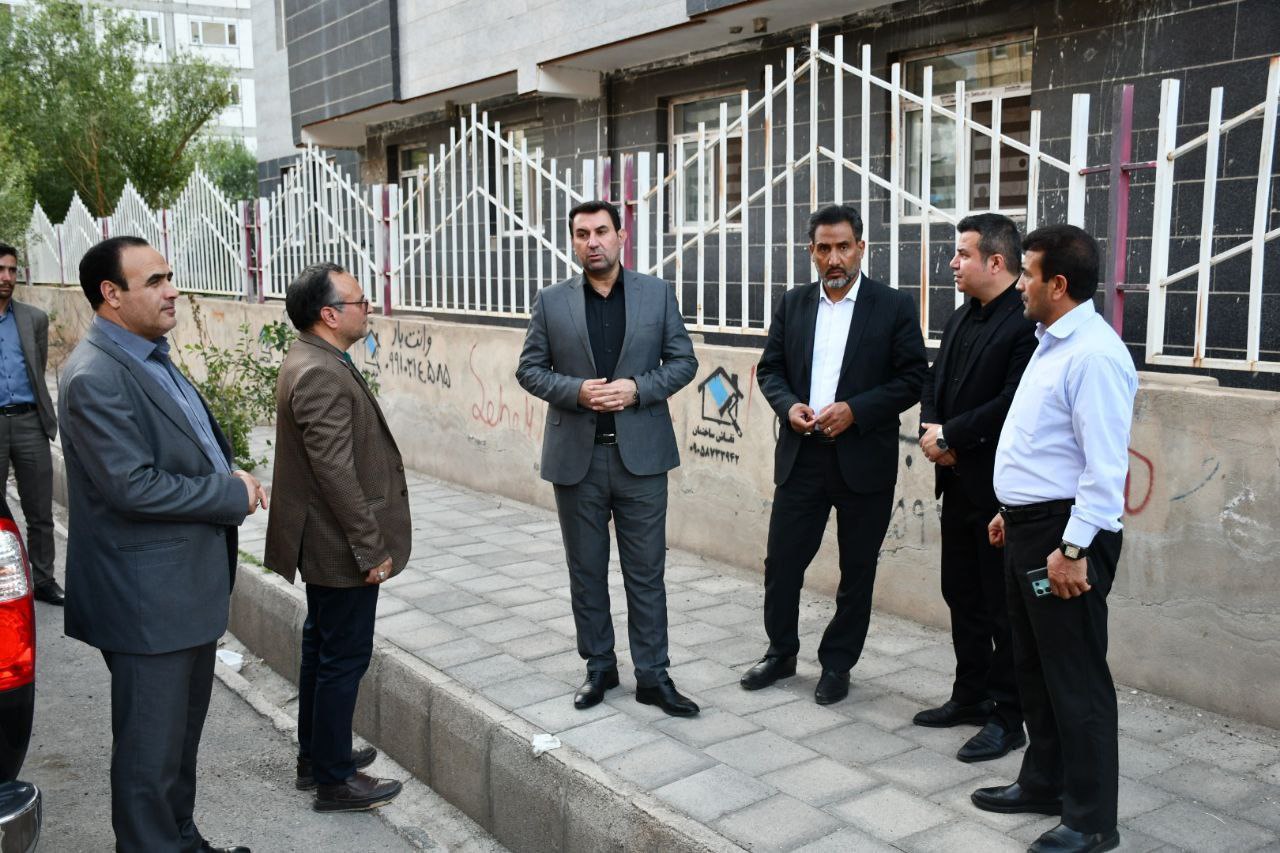 بازدید رامین موحدی فرماندار شهرستان ماکو از مشکل پساب مساکن آپارتمان های جاده دانالو جهت بررسی مسائل و مشکلات