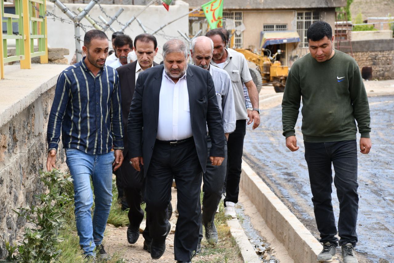 بازدید نادر کاظمی فرماندار شهرستان ماکو به همراه بخشدار بازرگان و رئیس بنیاد مسکن انقلاب اسلامی شهرستان از عملیات آسفالت ریزی روستای قوریشکاک