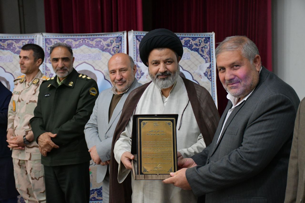 تجلیل از نادر کاظمی فرماندار و رئیس شورای آموزش و پرورش شهرستان ماکو در مراسم تجلیل از معلمان نمونه شهرستان ماکو
