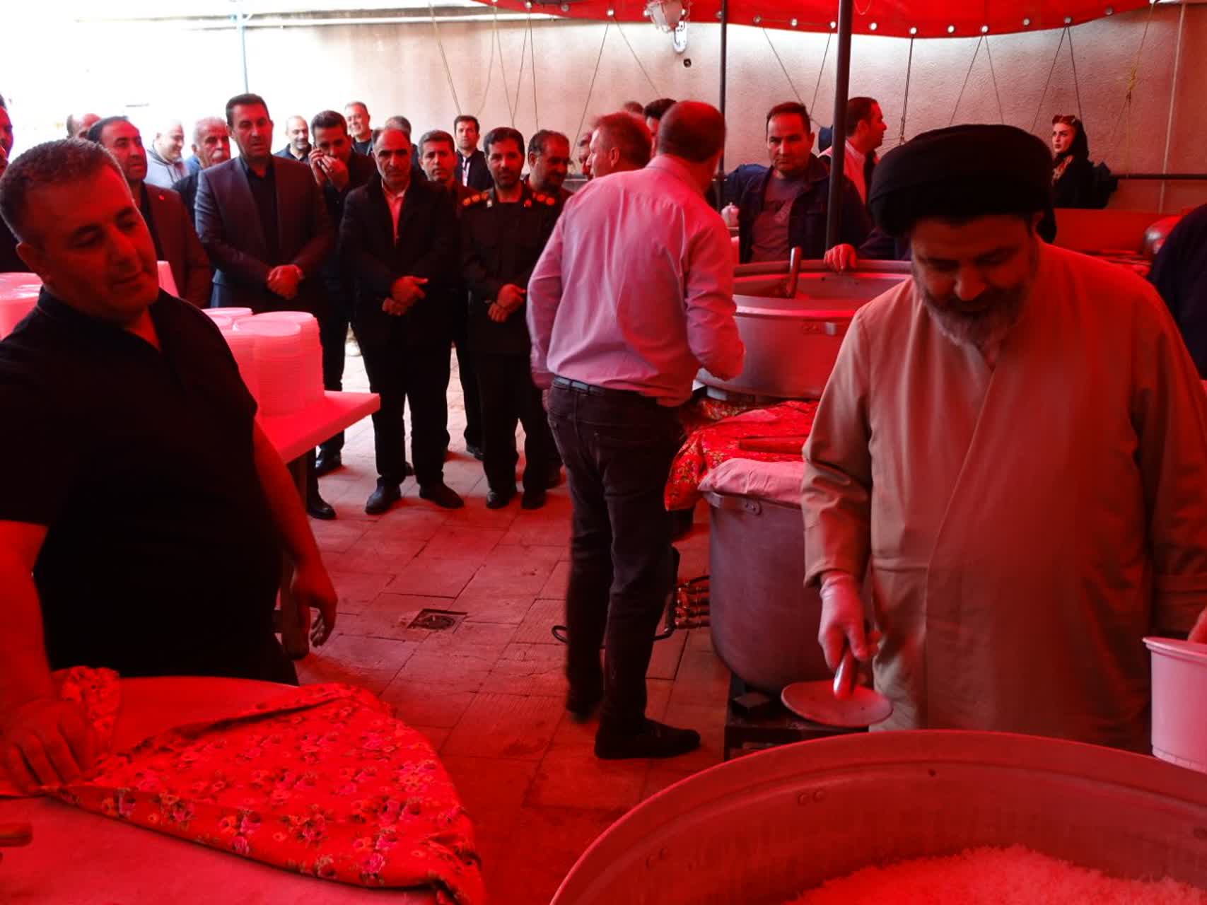 توزیع پانزده هزار پرس غذای نذری در ماکو همزمان با سالروز شهادت حضرت علی (علیه السلام)