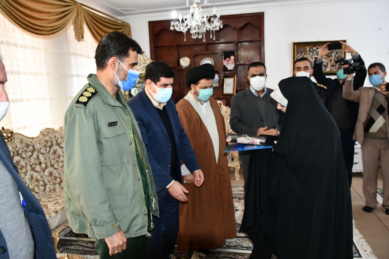 دیدار فرماندار شهرستان ماکو بهمراه امام جمعه و  اعضای شورای تامین شهرستان با همسر شهید والامقام ناصر مهدی زاده
