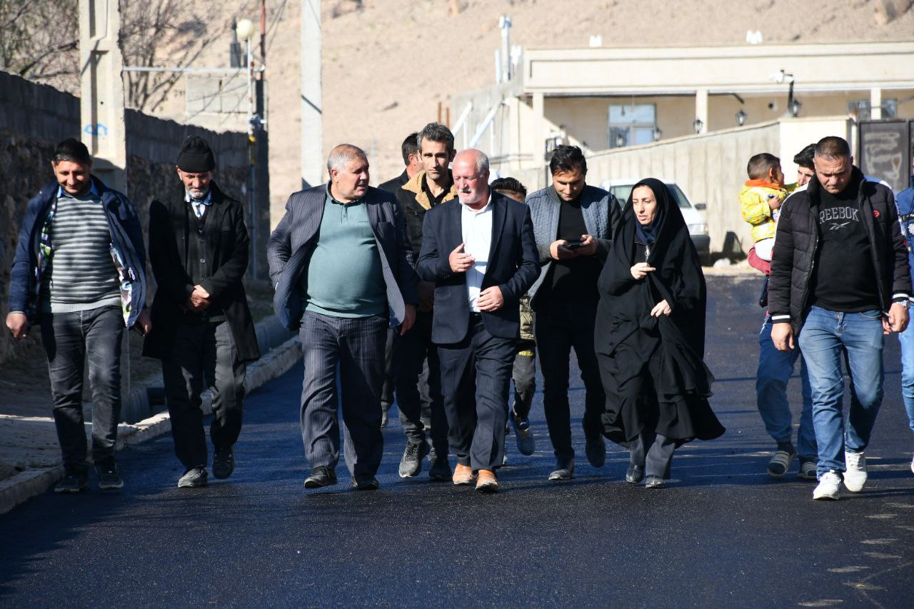 بازدید نادر کاظمی فرماندار شهرستان ماکو از عملیات آسفالت ریزی روستای علی آباد رند از توابع بخش مرکزی در قالب طرح هادی توسط بنیاد مسکن شهرستان ماکو