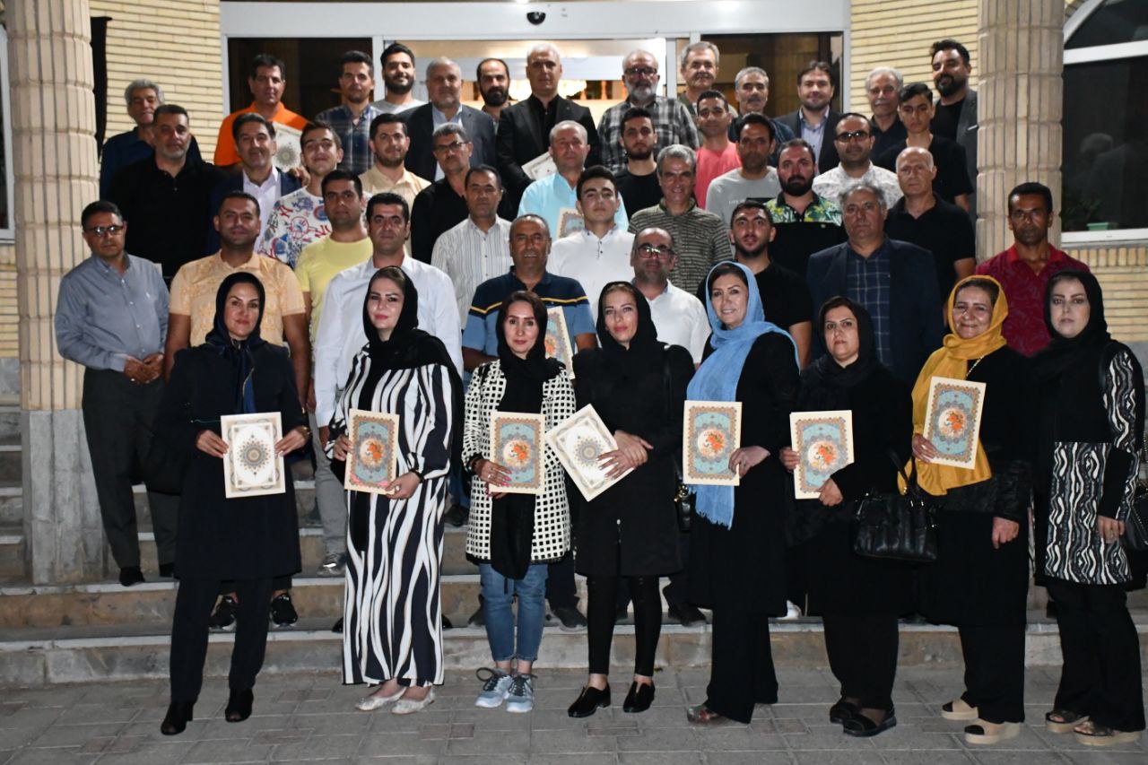 عکس یادگاری کوهنوردان فاتح قله کوه های کورژونفسکایا در کشور تاجیکستان ، لنین در کشور قرقیزستان و آرارات در کشور ترکیه با نادر کاظمی فرماندار شهرستان ماکو