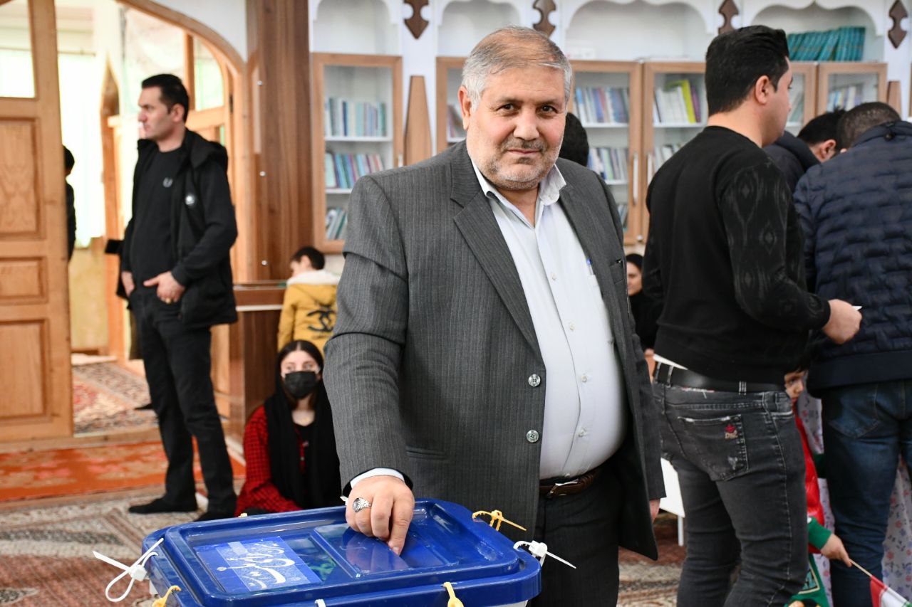 نادر کاظمی فرماندار شهرستان ماکو و رئیس مرکز حوزه انتخابیه ماکو، چالدران، شوط و پلدشت رای خود را به صندوق انداختند