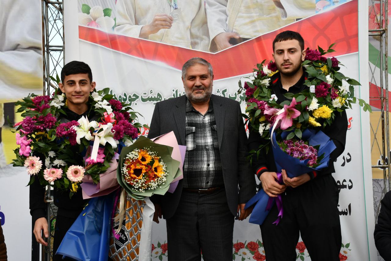 استقبال نادر کاظمی فرماندار شهرستان ماکو به همراه مردم و مسئولین از ورزشکاران صدرا اسماعیل پور و امیررضا احمدزاده مقام آوران رشته ورزشی جودو شهر بازرگان