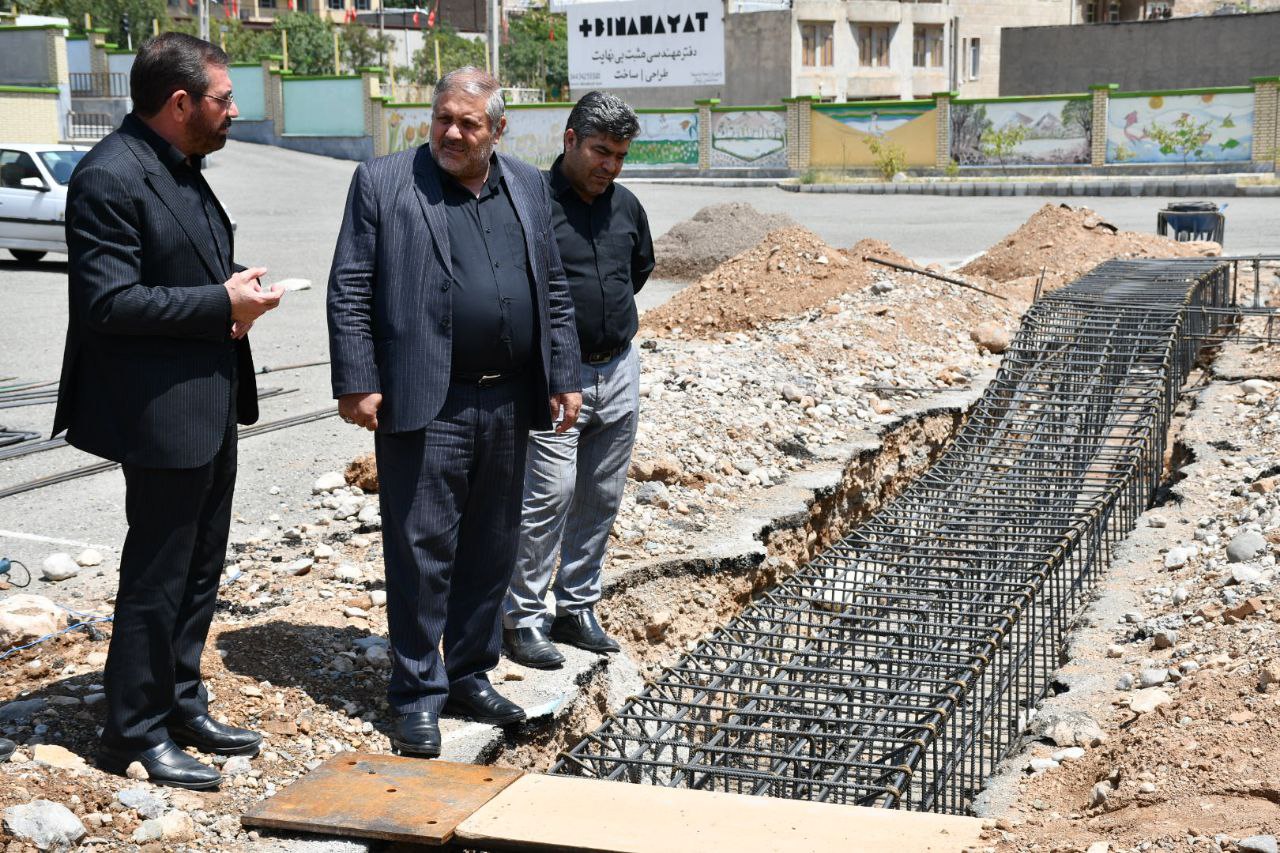 بازدید نادر کاظمی فرماندار شهرستان ماکو به همراه رضایی مدیر آموزش و پرورش از پروژه احداث سالن ورزشی هنرستان کوثر بعثت