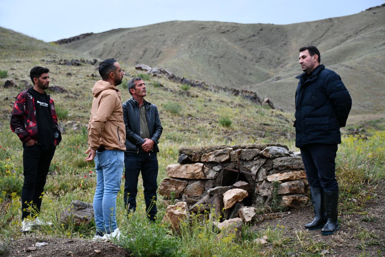 بازدید رامین موحدی فرماندار شهرستان ماکو از راه ارتباطی روستای کهریز قلعه درسی بخش بازرگان که براثر سیل یوم جاری تخریب شده بود