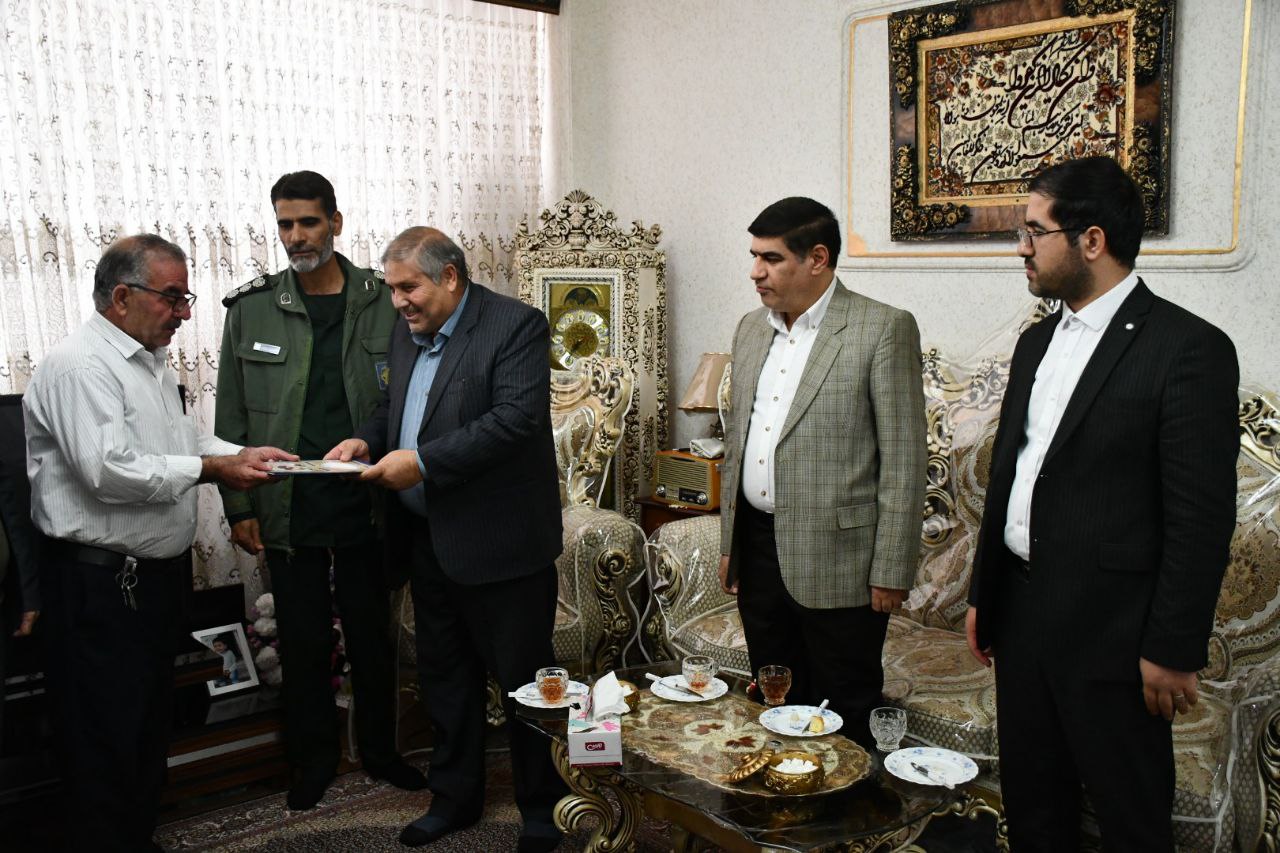 دیدار و تجلیل نادر کاظمی فرماندار شهرستان ماکو به همراه اعضای شورای تامین از خانواده جانباز سرافراز 50 درصد سید هادی یعقوب زاده