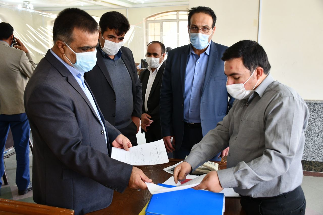 بازدید محمدی ایروانلو فرماندار شهرستان ماکو بهمراه بخشداران مرکزی و بازرگان از محل ثبت نام ششمین دوره انتخابات شوراهای اسلامی روستاهای بخش مرکزی ماکو و روند ثبت نام از داوطلبین