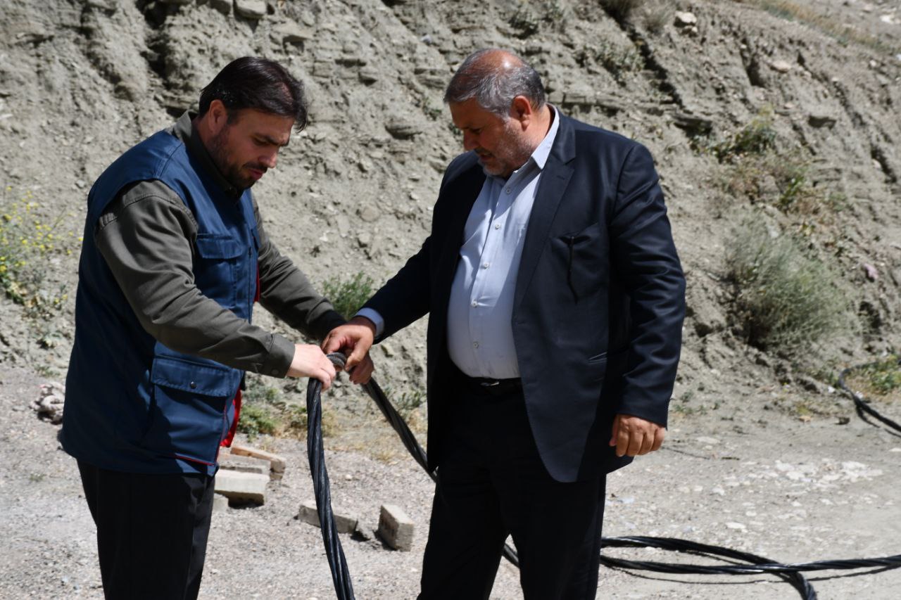 جابجایی تیربرق های روستای نایب کندی از توابع بخش مرکزی در راستای اجرای مصوبات سفر استاندار آذربایجان غربی به شهرستان ماکو در حال اجرا می باشد