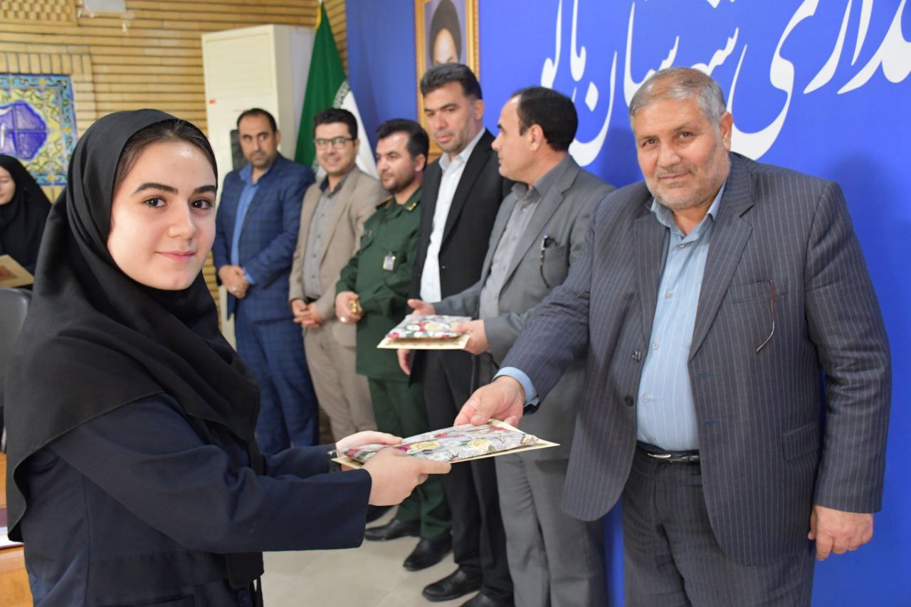 تجلیل نادر کاظمی فرماندار شهرستان ماکو از جمعی از دانشجویان ، دانش آموزان و ورزشکاران دختر شهرستان ماکو به مناسبت ولادت باسعادت حضرت معصومه ( س ) و روز دختر