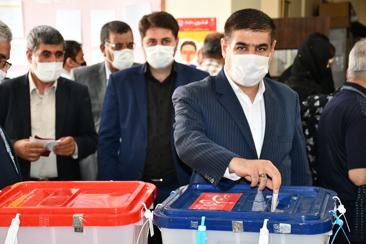 مجید نیازی رئیس دادگستری شهرستان ماکو در شعبه ۲۸ مدرسه شهید سلطان بیگی رای خود را به صندوق انداخت.