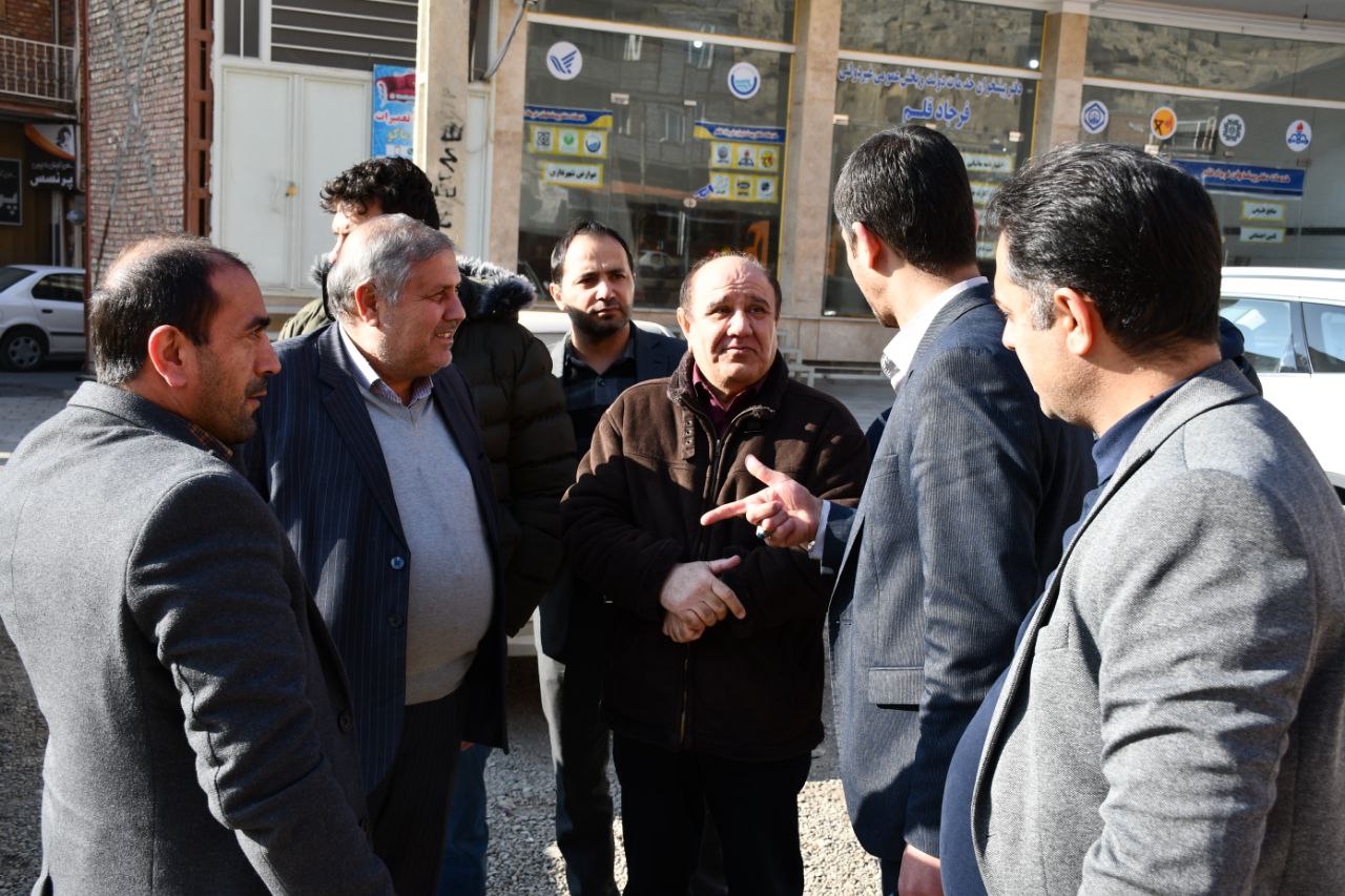 بازدید نادر کاظمی فرماندار شهرستان ماکو از عملیات تخریب ساختمان آقای علی احمدی واقع در روبروی اداره ورزش و جوانان در راستای تعریض خیابان امام خمینی ( ره ) ماکو