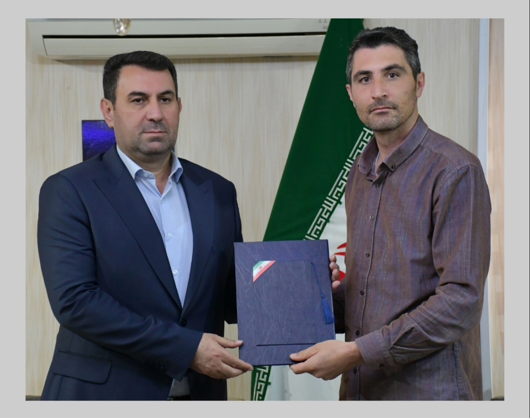 رامین موحدی فرماندار شهرستان ماکو با اهدای لوح تقدیر از تلاش های بهنام عیسی زاده مدیر روابط عمومی فرمانداری ماکو به مناسبت گرامیداشت هفته روابط عمومی تقدیر و تشکر نمود