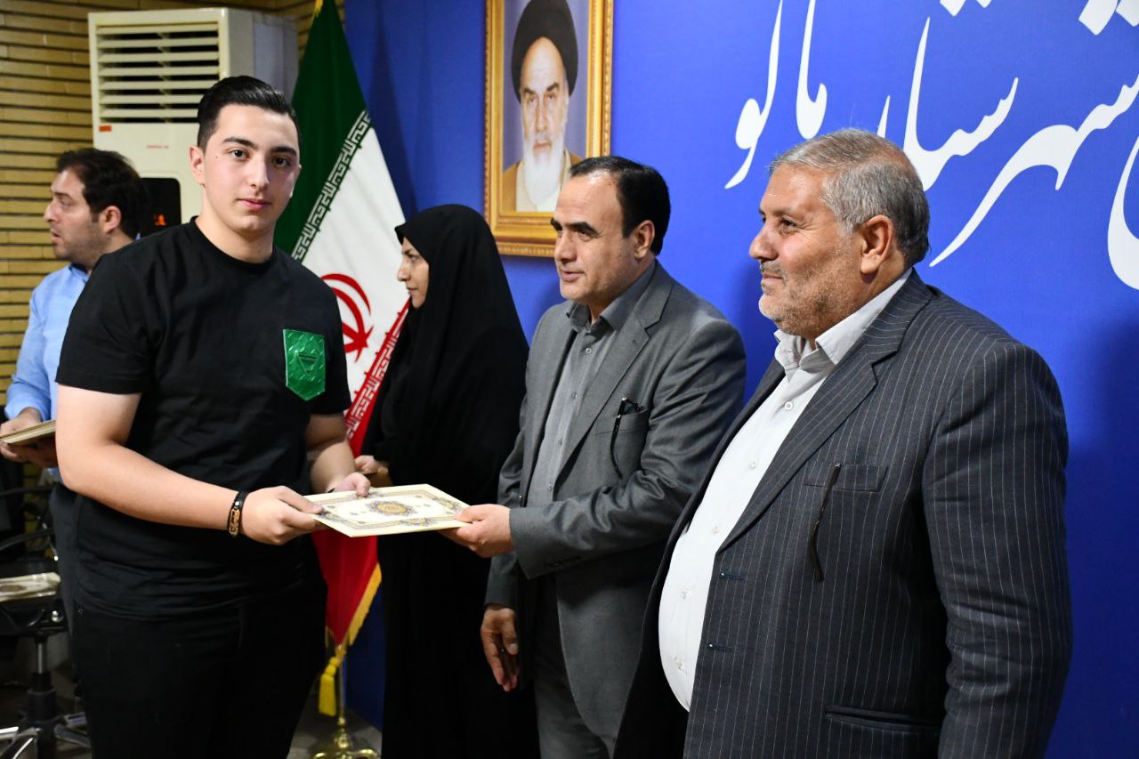 تجلیل نادر کاظمی فرماندار شهرستان ماکو از خبرنگاران و فعالان عرصه رسانه شهرستان ماکو به مناسبت گرامیداشت روز خبرنگار