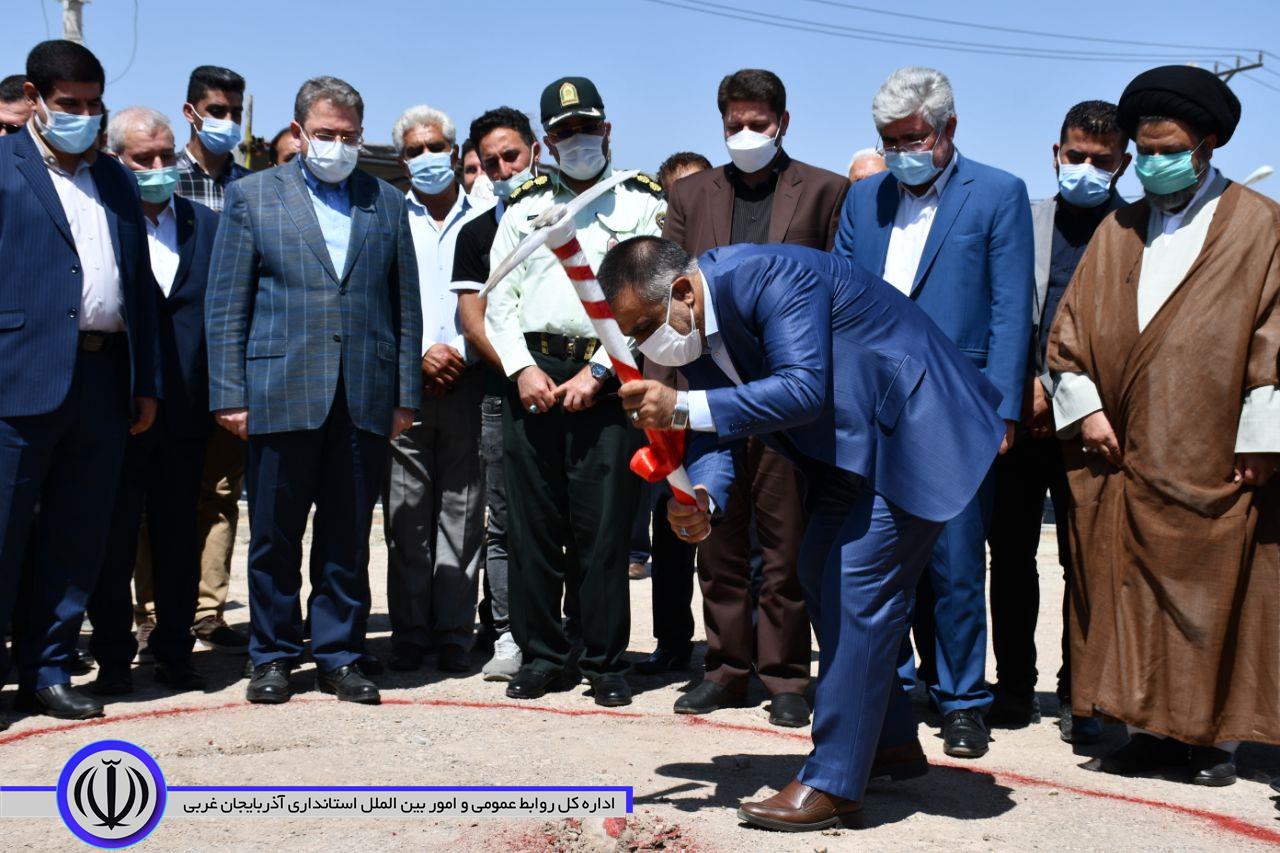 عملیات اجرایی پروژه شرکت تولید اسفنج بسپار فوم هشتی با حضور امام جمعه ، فرماندار شهرستان ماکو ، نماینده مردم منطقه در مجلس شورای اسلامی ، مدیرعامل سازمان منطقه آزاد و جمعی از مسئولان محلی آغاز شد