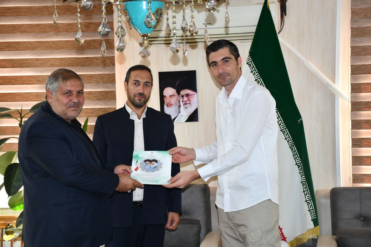 ارسال لوح تقدیر از طرف حجت الاسلام والمسلمین سید ابوالقاسم موسوی رئیس دفتر نظارت و بازرسی بر انتخابات استان آذربایجان غربی به بهنام عیسی زاده مسئول روابط عمومی فرمانداری شهرستان ماکو