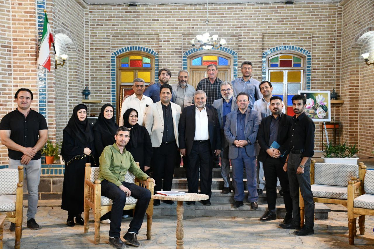 عکس یادگاری و صمیمی پایان برنامه زنده تلویزیونی اولدوز صدا و سیمای استان آذربایجان غربی با حضور فرماندار شهرستان ماکو به مناسبت هفته دولت