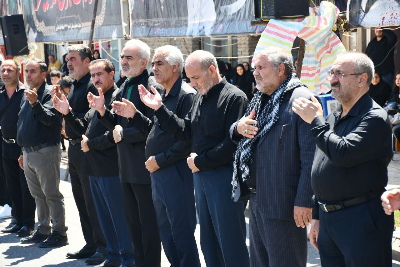 نادر کاظمی فرماندار شهرستان ماکو با حضور در جمع عزاداران هیئت عزاداری حضرت علی اصغر ( ع ) منطقه فرمانداری به عزاداری سید و سالار شهیدان پرداختند