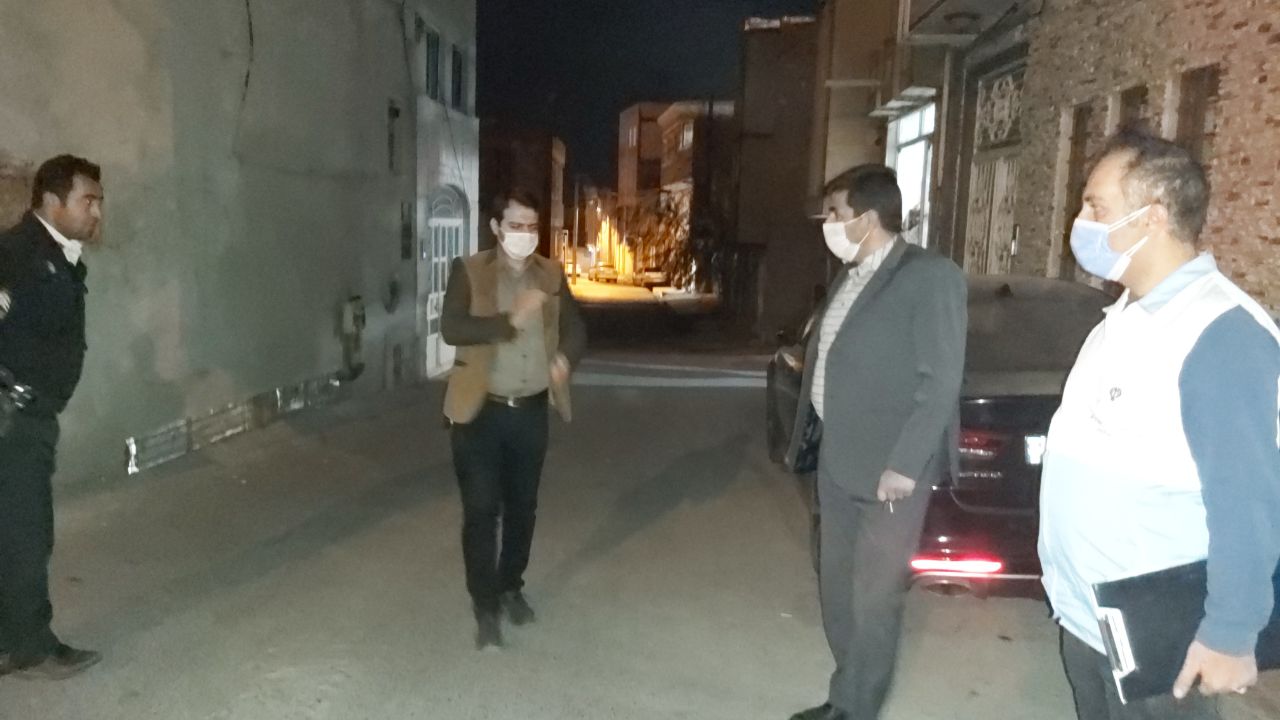 حضور سرزده و شبانه شهرام خلیل زاده بخشدار بازرگان بهمراه اکیپ مشترک فرمانداری و بازرسی از مکانهایی که بصورت زیرزمینی نسبت به ارائه خدمات می نمودند.