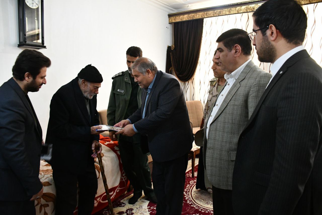 دیدار و تجلیل نادر کاظمی فرماندار شهرستان ماکو به همراه اعضای شورای تامین از خانواده شهید والامقام اروجعلی بکیری