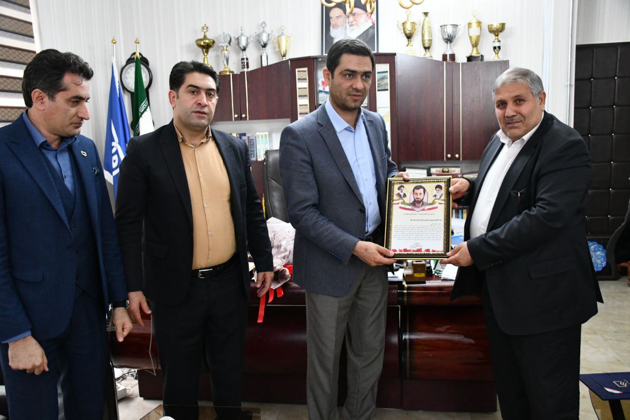تجلیل نادر کاظمی فرماندار شهرستان ماکو از علی یوسفی ماکوئی شهردار شهر ماکو به مناسبت سالروز شهادت شهید مهدی باکری روز شهردار