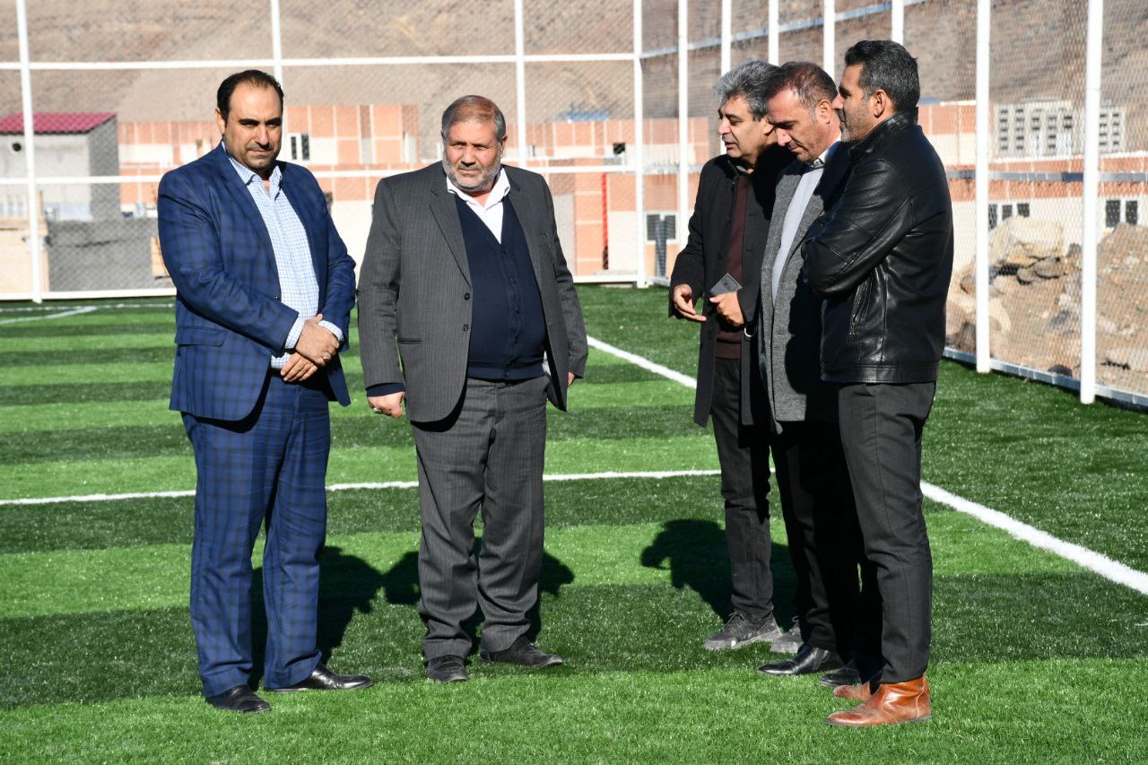 در راستای اجرای مصوبات سفر استاندار آذربایجان غربی به شهرستان ماکو 8 باب زمین چمن مصنوعی مینی فوتبال در شهرستان ماکو احداث می شود