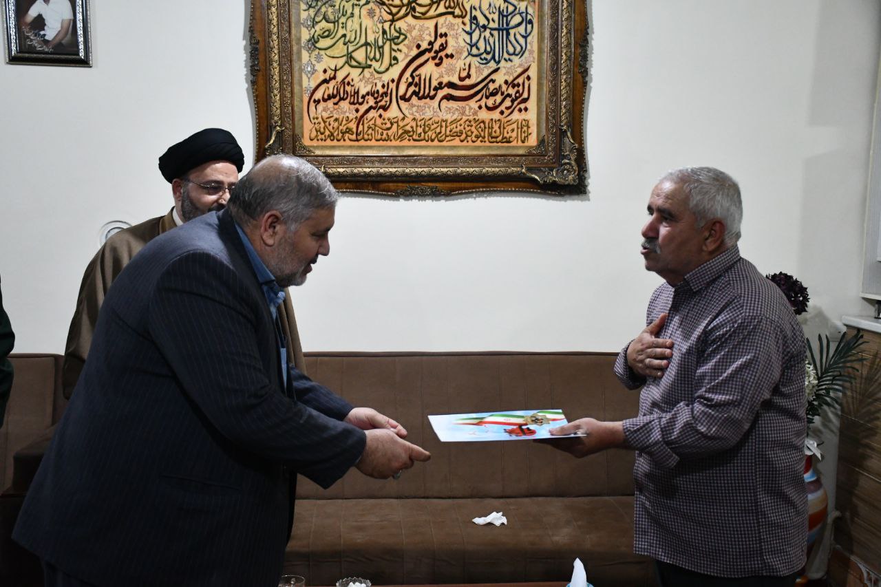 دیدار نادر کاظمی فرماندار شهرستان ماکو بهمراه اعضای شورای اداری با جانباز سرافراز حسین نظری