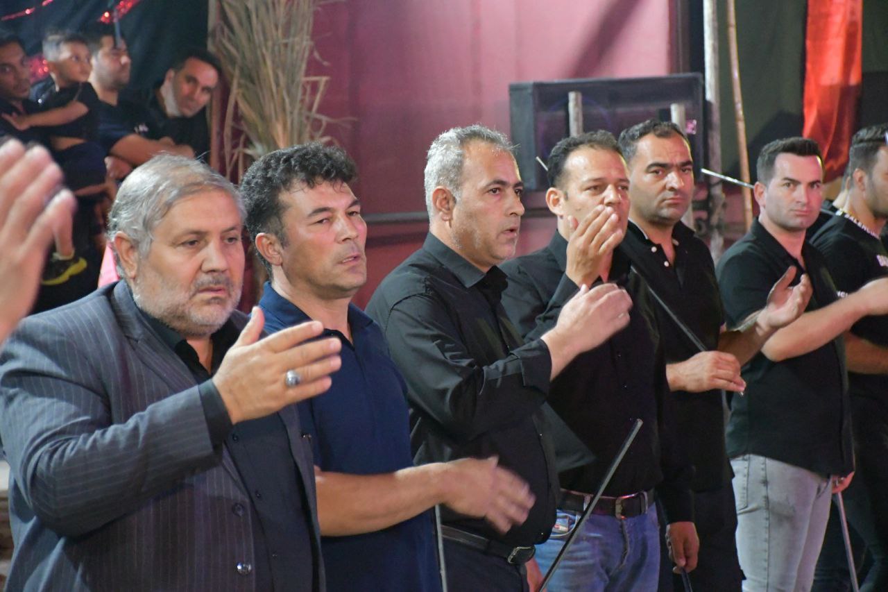 نادر کاظمی فرماندار شهرستان ماکو با حضور در جمع عزاداران هیئت عزاداری جوانان حضرت علی اصغر (ع) خانه های سازمانی ماکو به عزاداری سید و سالار شهیدان پرداختند