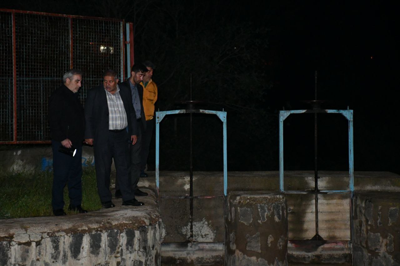 بازدید شبانه نادر کاظمی رئیس ستاد بحران شهرستان ماکو از تصفیه خانه ماکو در پی بارش باران و قطعی آب