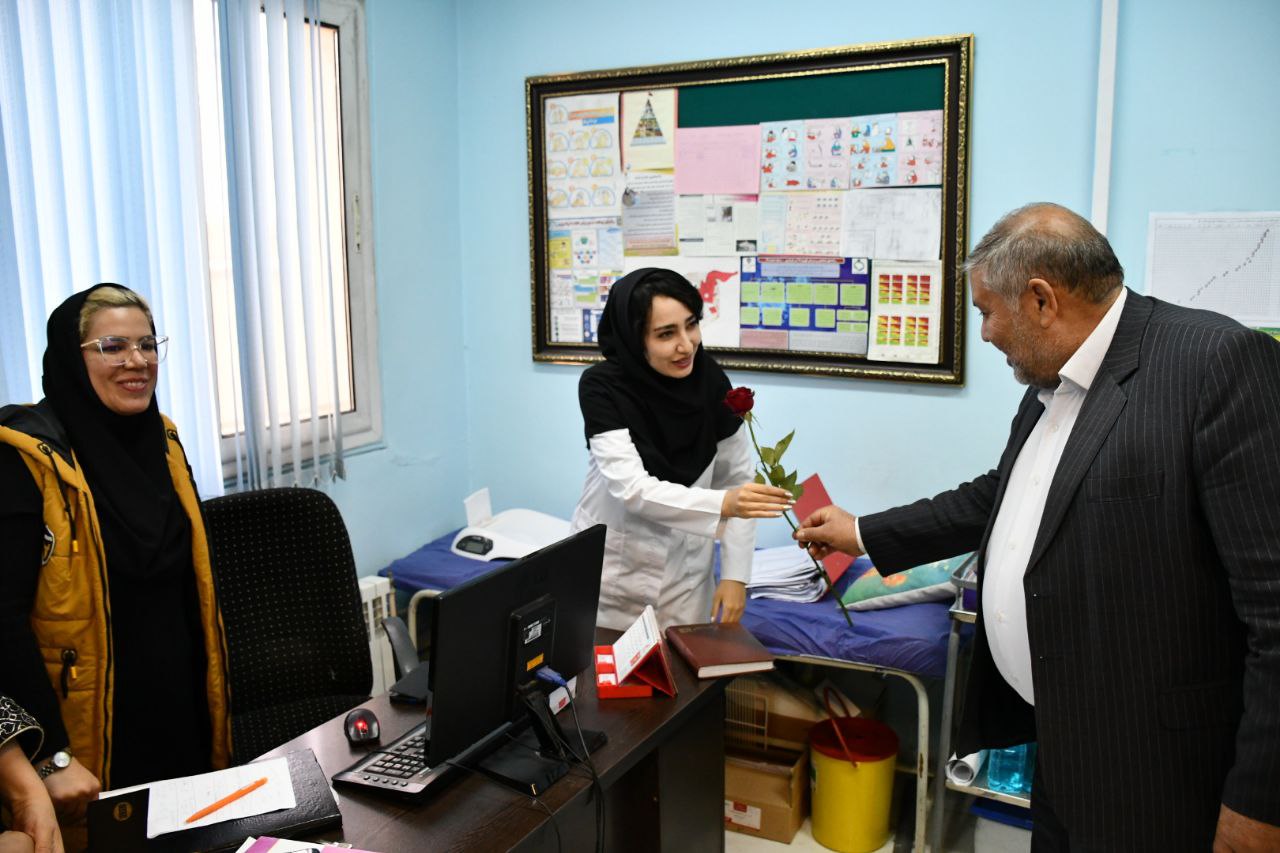 اهدای شاخه گل به پرستاران درمانگاه عمومی شهر بازرگان